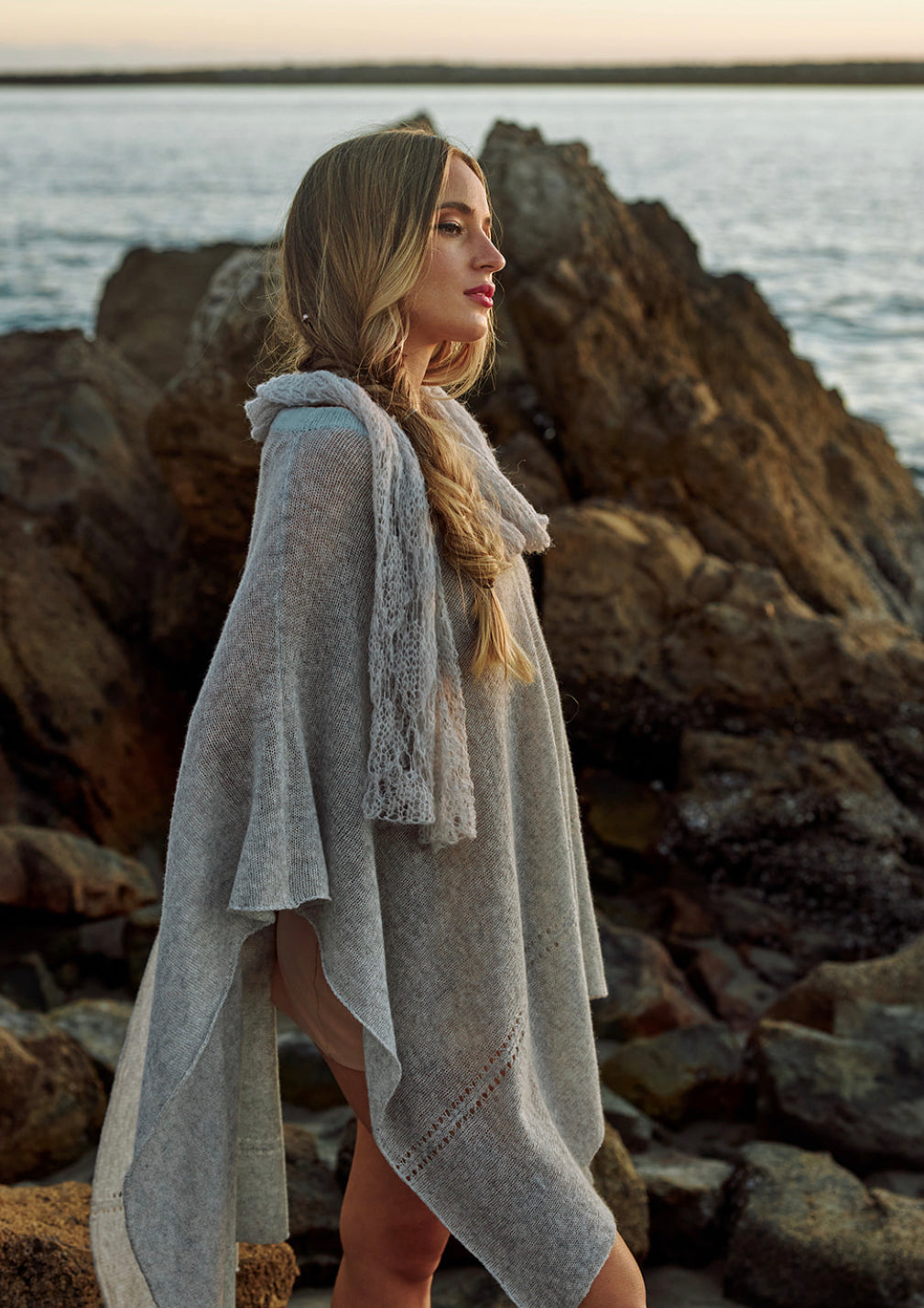 Light Poncho in Grey Cashmere