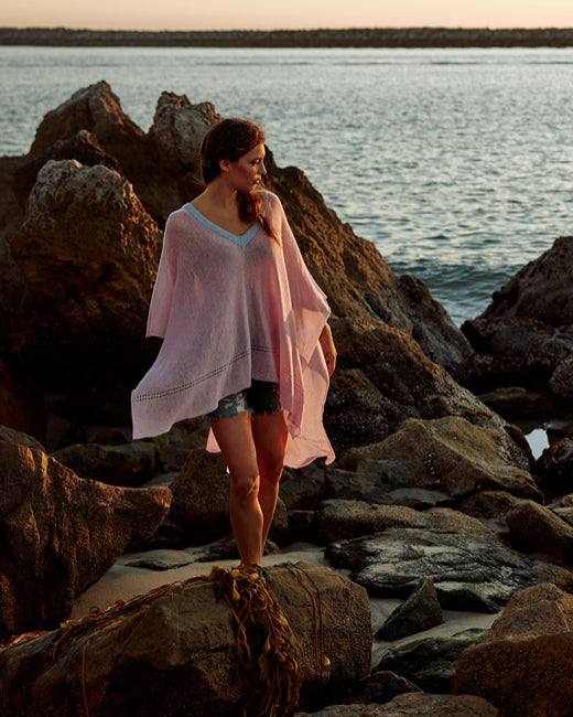 Light poncho in powder pink cashmere