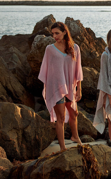 Light poncho in powder pink cashmere